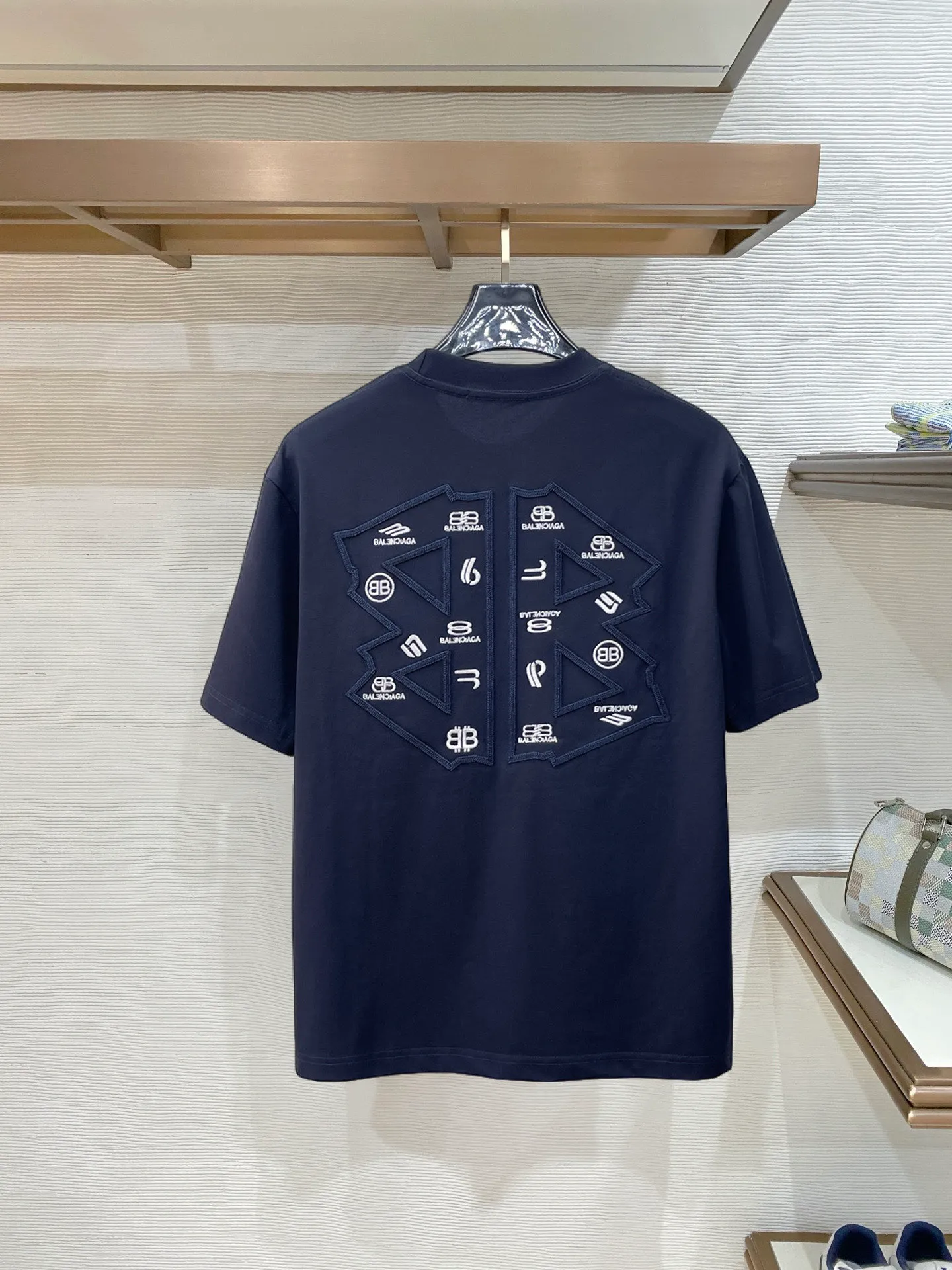 Balenciaga's high-end top-quality products 🐮2026 Spring and Summer New Arrival first counter, the latest New Arrival short-sleeved round neck T-shirt, Premium customized design, avant-garde and fashionable! Brand logo heavy craftsmanship design Premium customized 260g fabric. Soft to the touch. Comfortable to wear. Counter-level exquisite stitching. Fine workmanship. The upper body effect is incomparably handsome! A must-have item for men and women with the same style! Sizes: S~XXL When placing an order, please state your height and weight. The maximum wearing size is 210 pounds (one size larger)